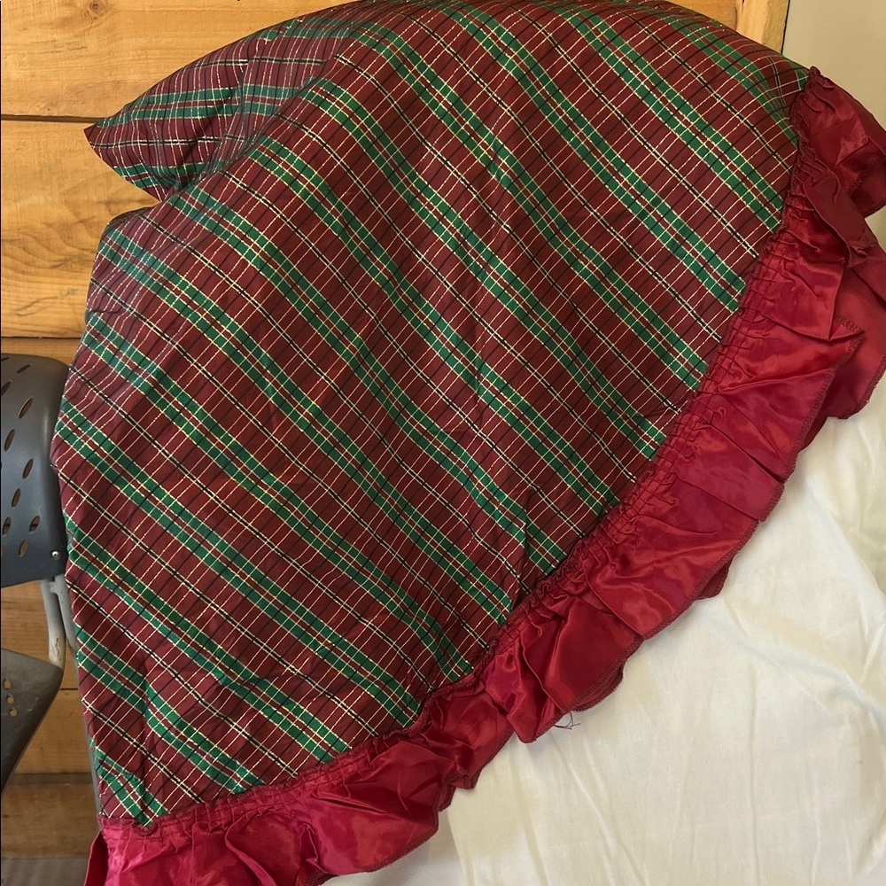 Round Plaid Red and Green Ruffled Tablecloth 48 inches Diameter
